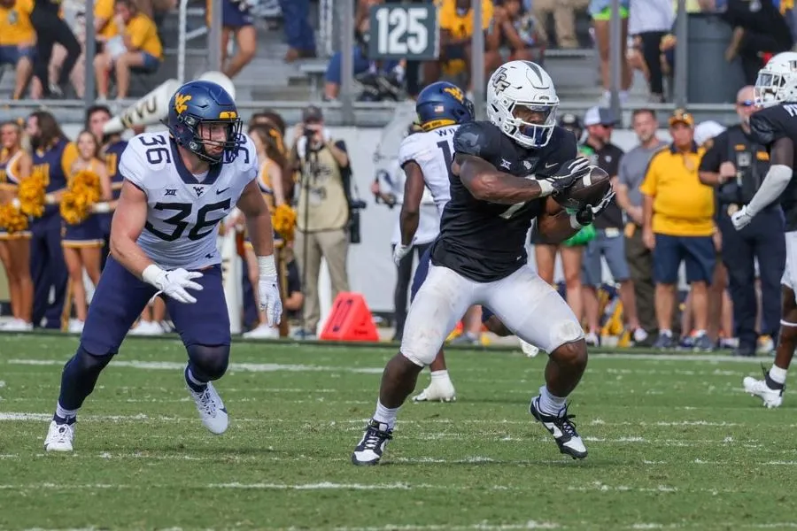 ncaaf-player-blocking-a-play