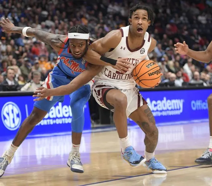 2 ncaa basketball players clashing in game