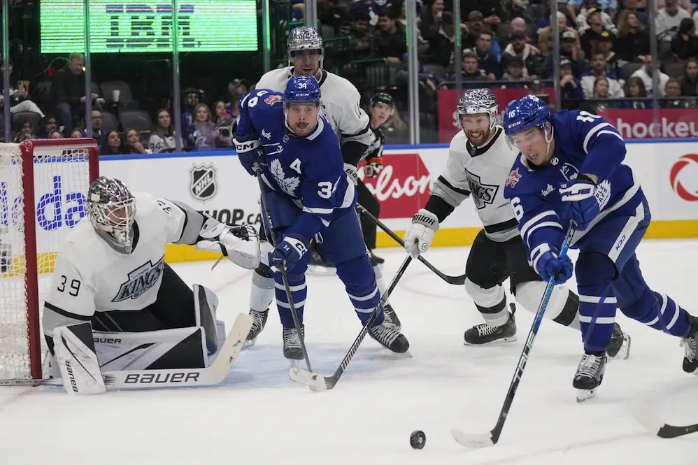 maple leafs players scoring goal