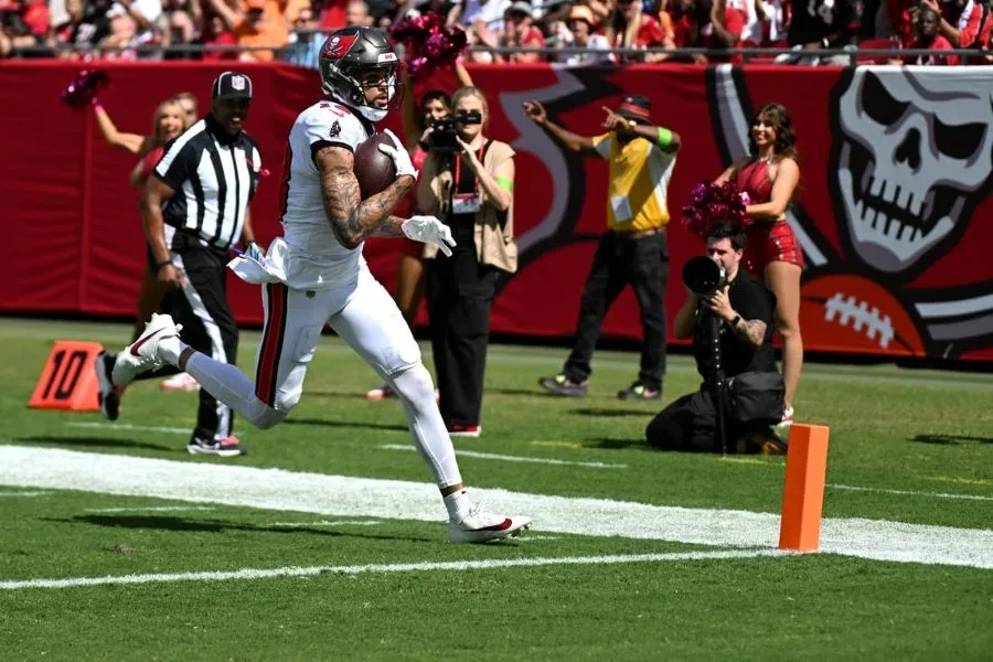 7 tampa-bay-buccaneers-player-runnning