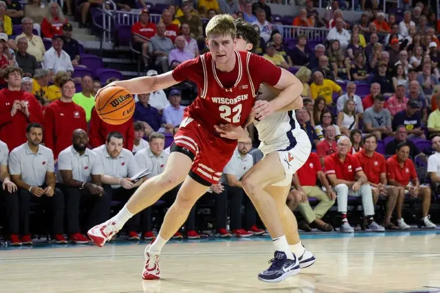 NCAAB 7 wisconsin badgers player dribbling