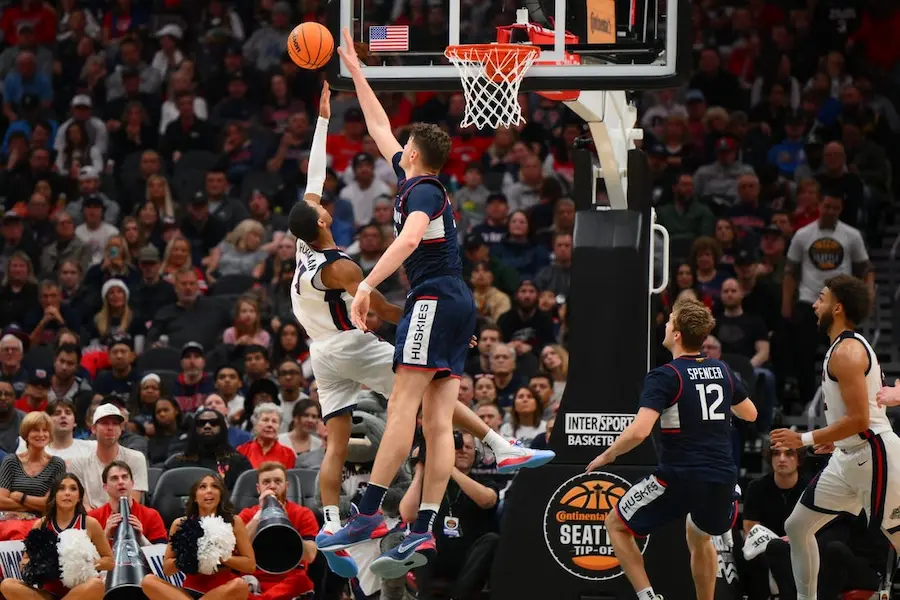 ncaab player dunking