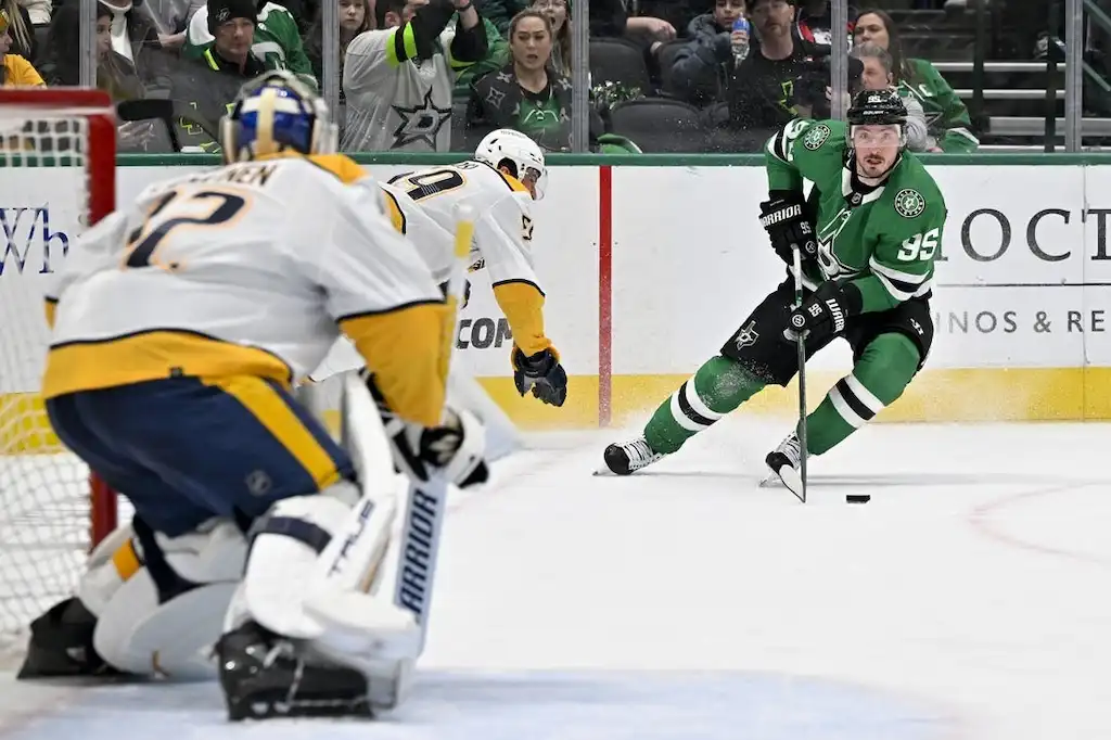 Dallas Stars player skates toward the goal with the puck.