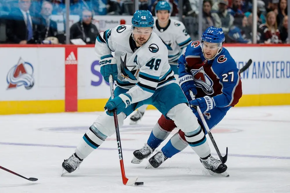 SJ sharks player evading avalanche player