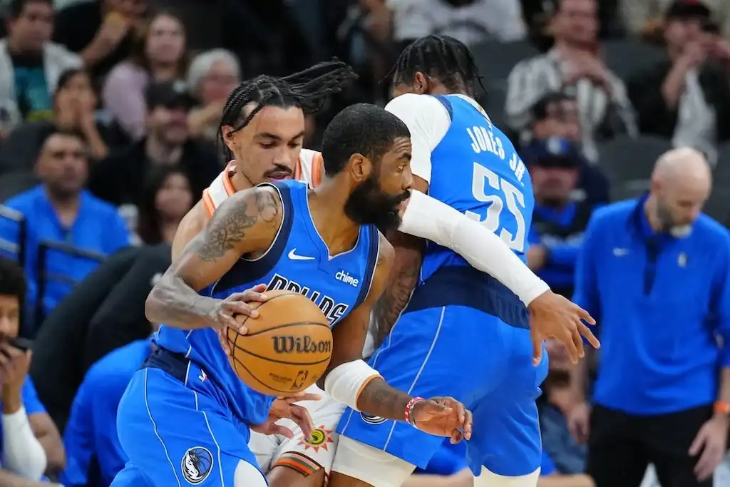 3 Dallas Mavericks player dribbles around a screen set by a teammate.