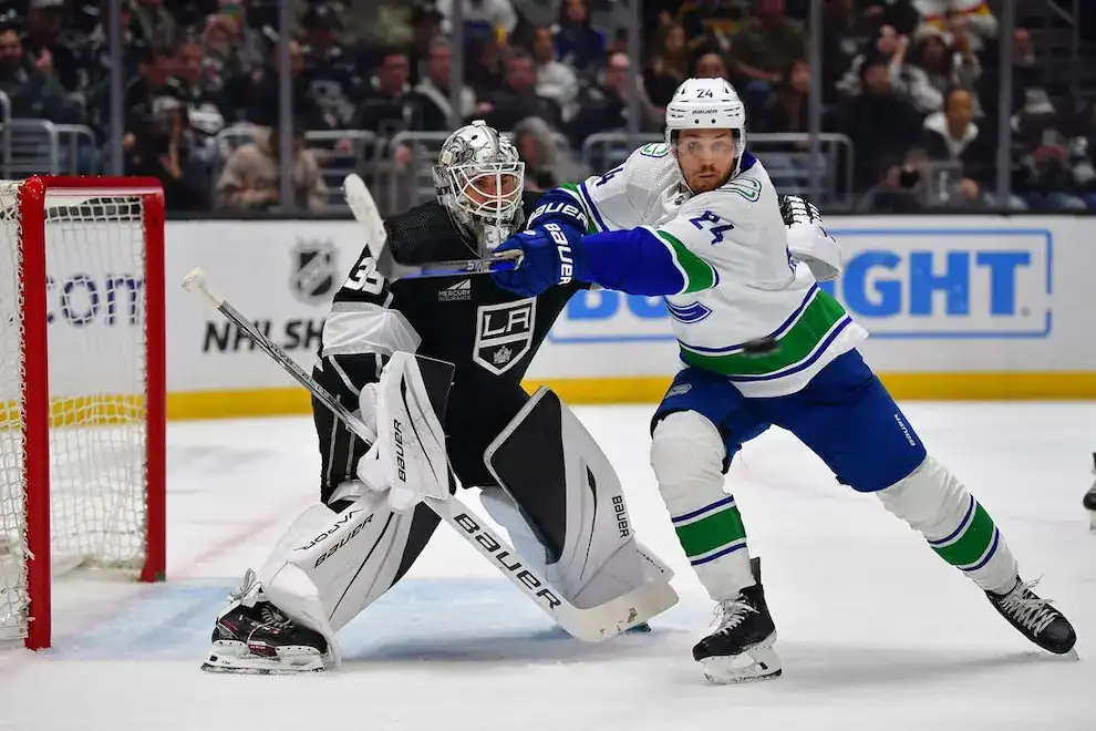 NHL 3 la kings goalie vs canucks player