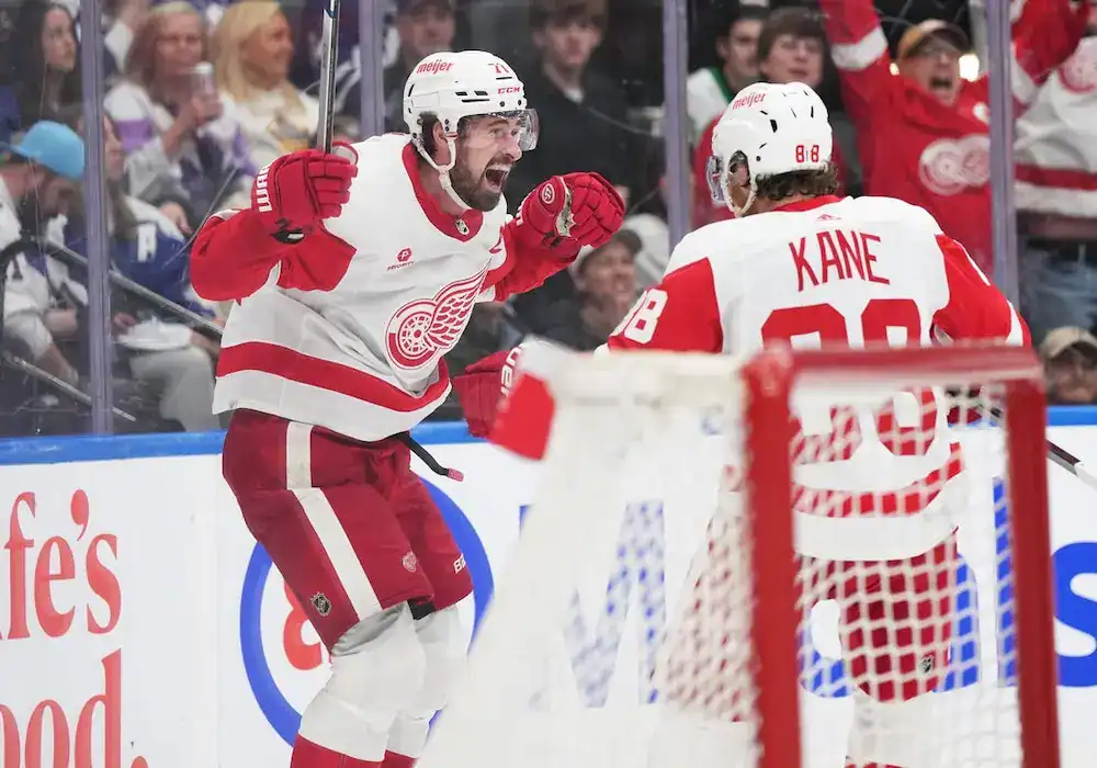 detroit-red-wings-player-celebrating