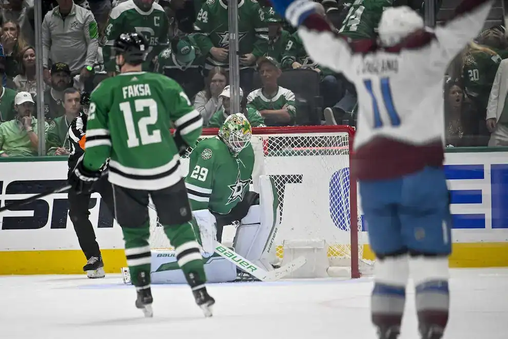 dallas stars goalkeeper kneeling after receiving goal