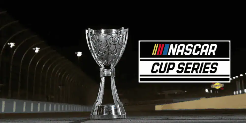 Trofeo de la NASCAR Cup Series en una pista iluminada por la noche, representando la previa y selecciones de mitad de temporada 2024.