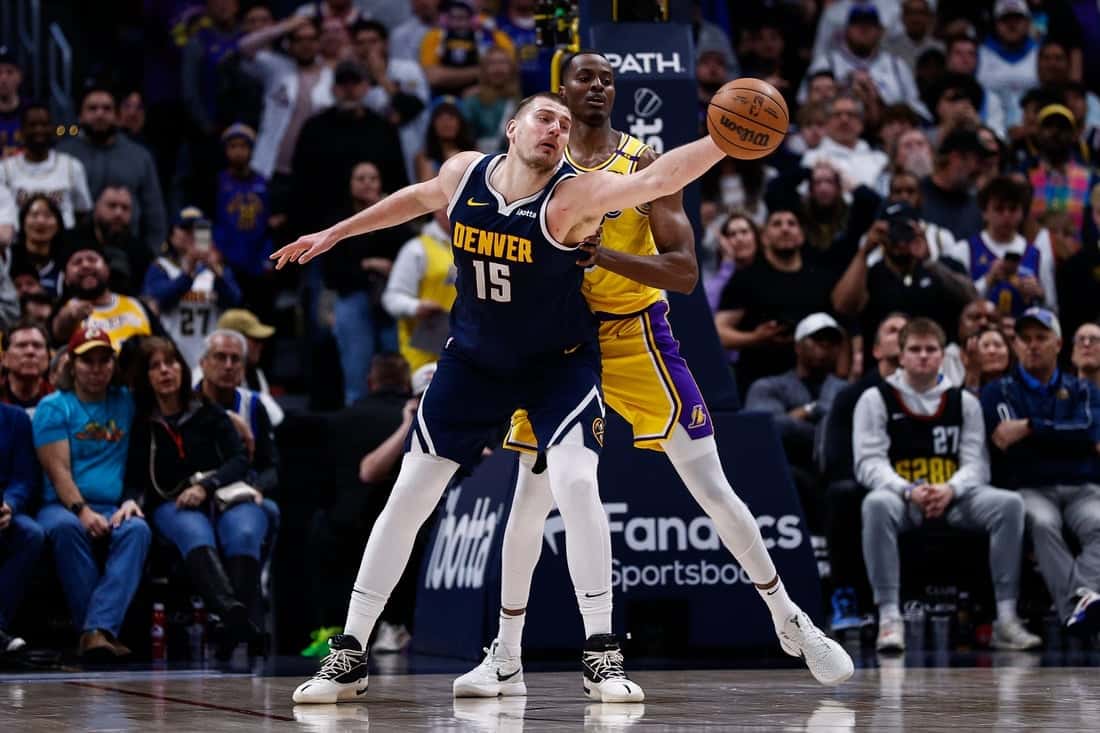 9 Jokic catching the ball