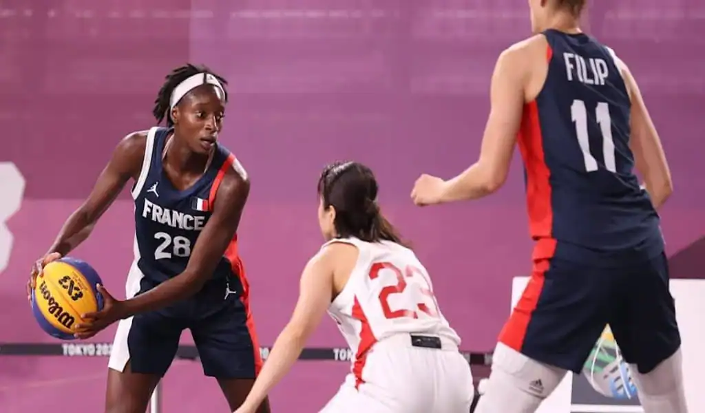 Jugadoras de Francia y Japón compitiendo en baloncesto femenino 3x3 en los Juegos Olímpicos de París 2024