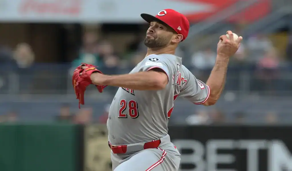 Cincinnati Reds pitcher delivers a pitch against the Royals