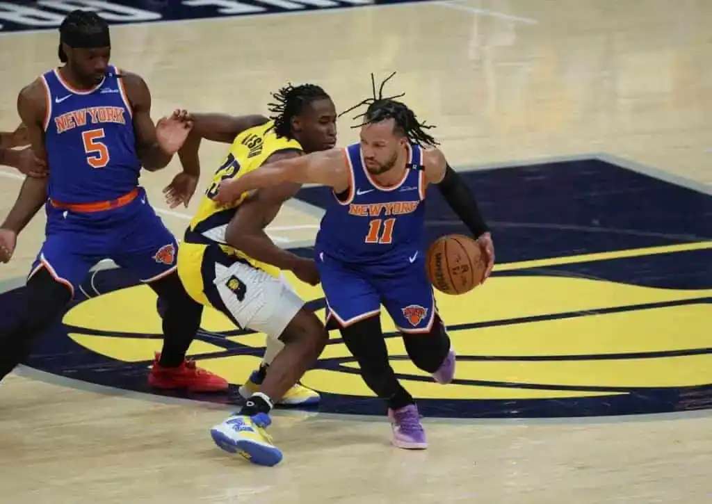 The new york knicks are playing basketball