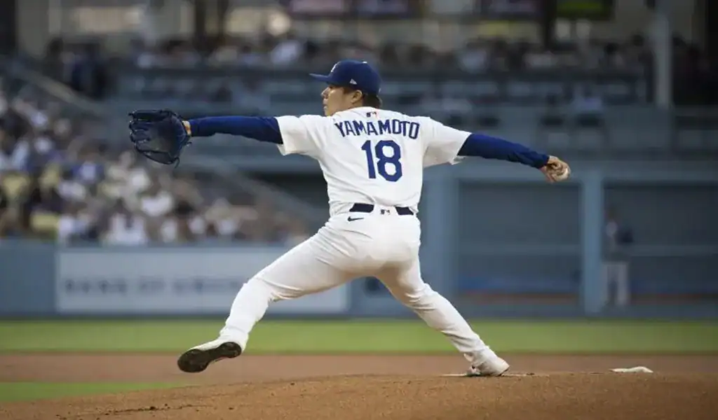 Dodgers pitcher Yamamoto winds up to throw during game vs Guardians