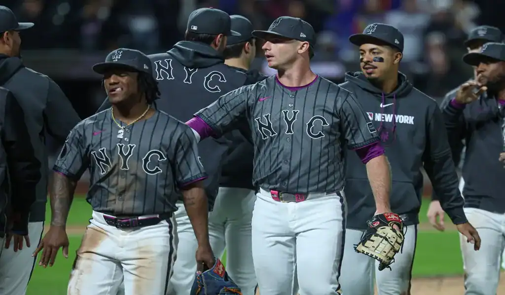 New York Mets players celebrate after game against White Sox