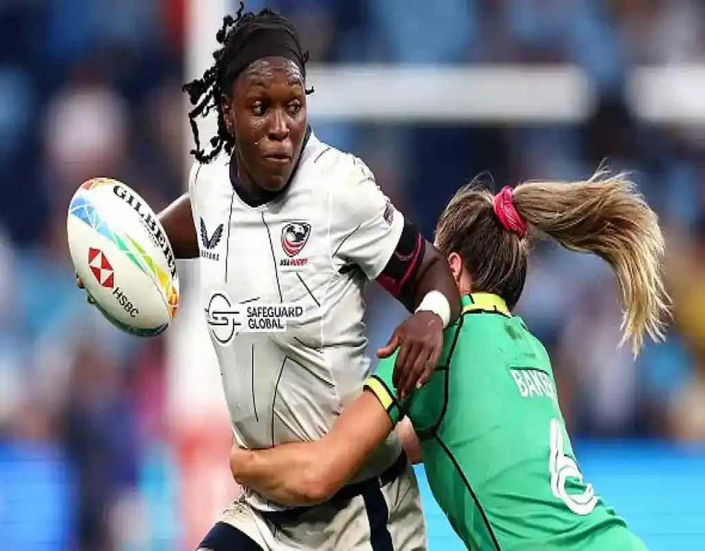 Una jugadora de rugby femenina de EE. UU. se defiende de una defensora irlandesa durante un partido de los Juegos Olímpicos de París 2024.