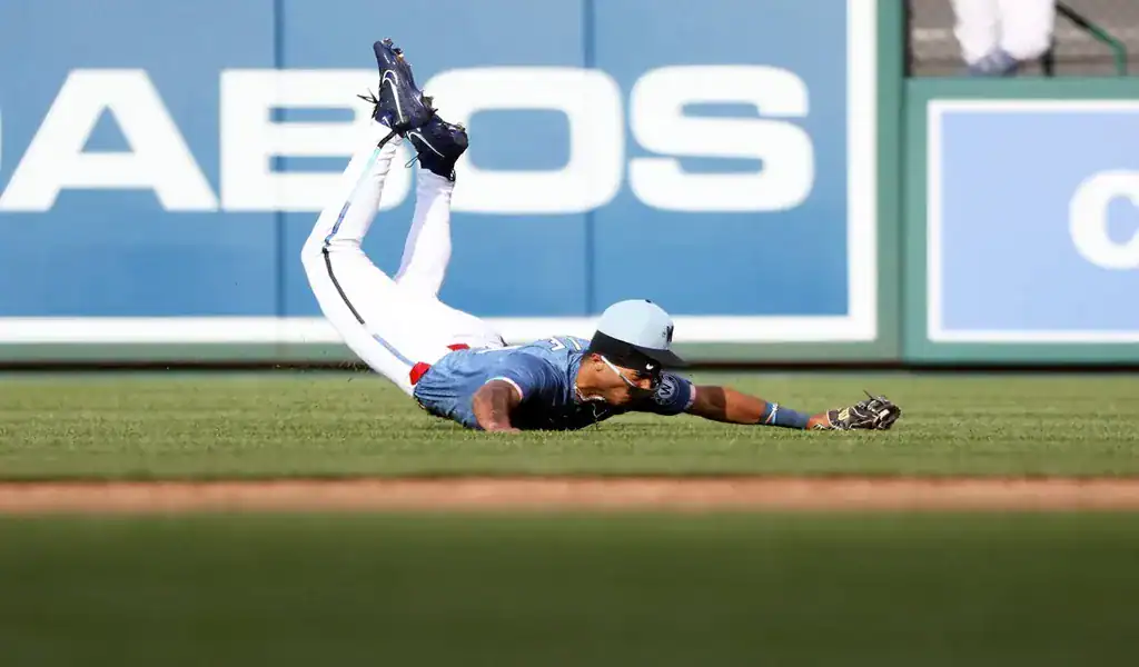 Mariners outfielder dives for catch during game vs Nationals