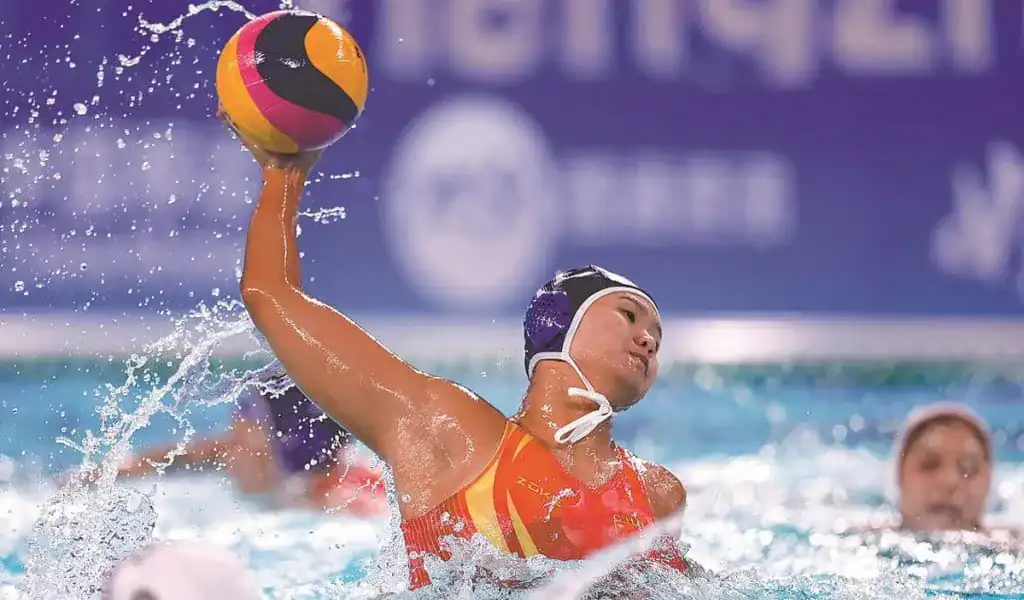Jugadora de waterpolo femenino lanzando el balón durante los Juegos Olímpicos de París 2024