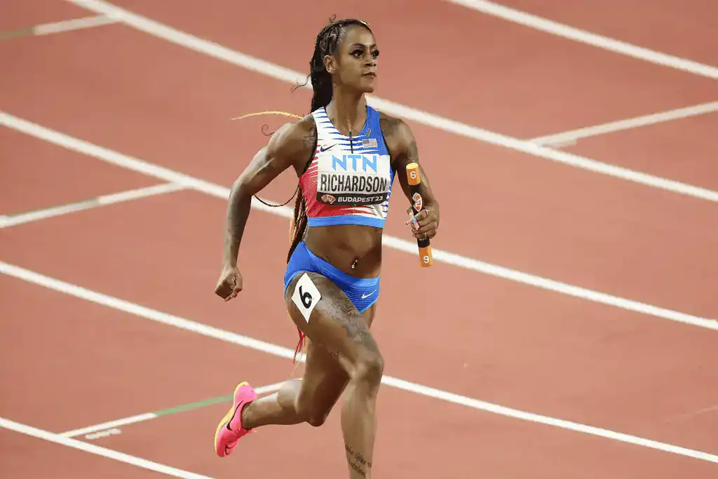 Sha’Carri Richardson compite en la posta femenina durante los Juegos Olímpicos de París 2024, mostrando velocidad y determinación en la pista.