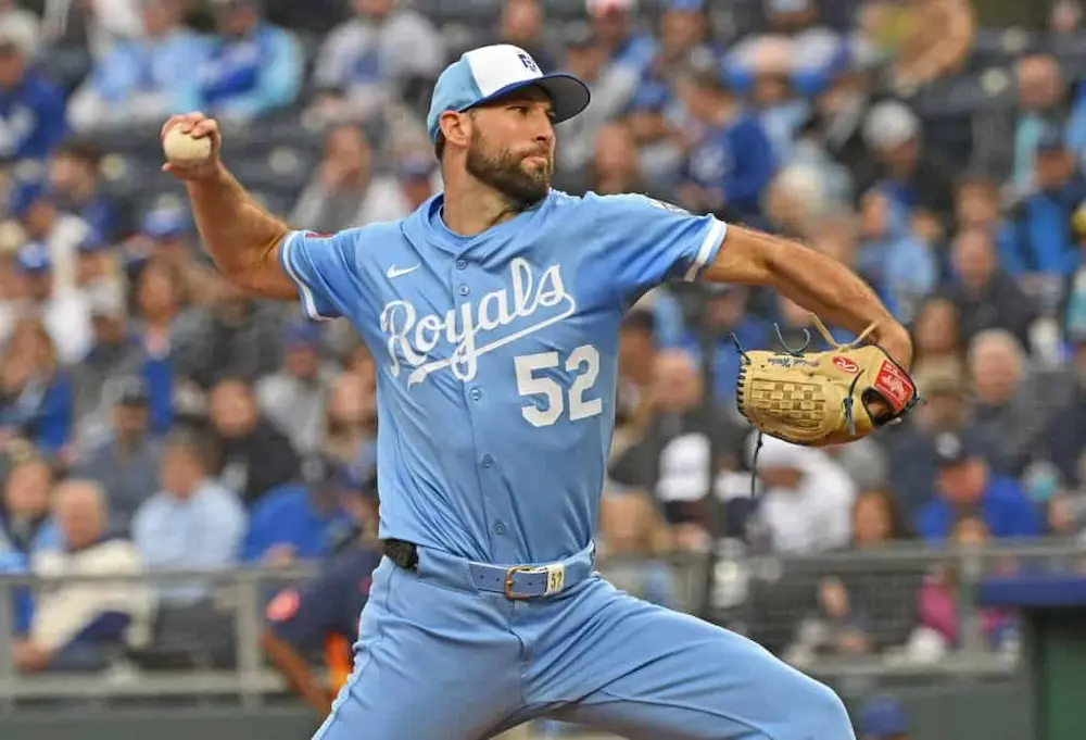 kansas royals pitcher throwing the ball