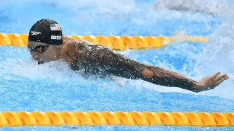 Nadador estadounidense compite en estilo mariposa durante la prueba masculina de natación en los Juegos Olímpicos de París 2024.