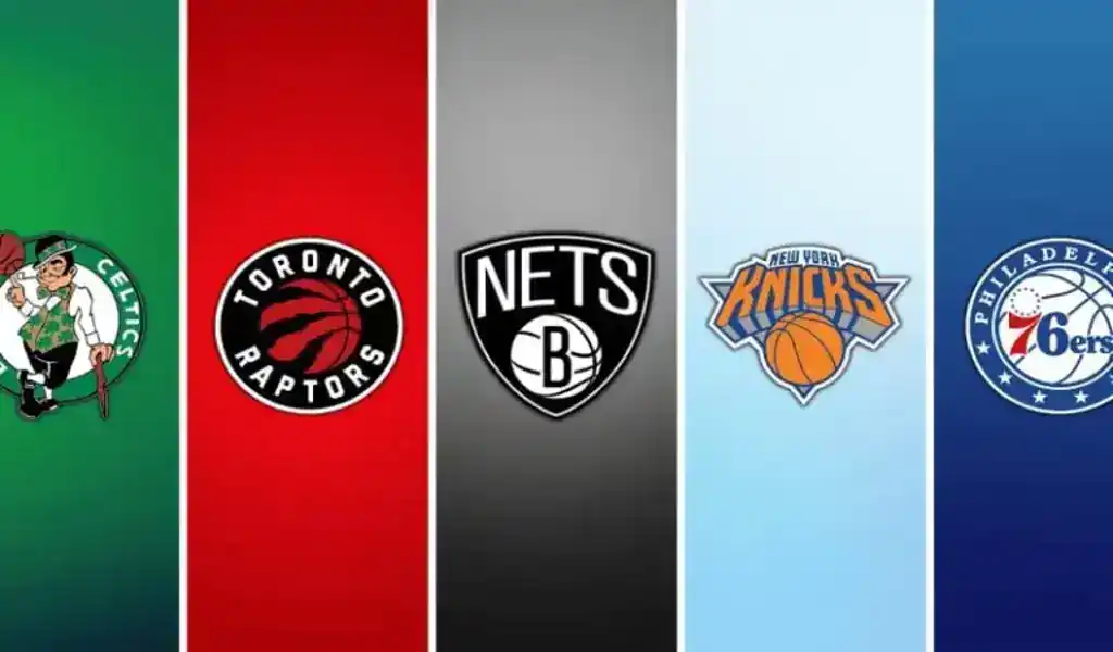 Logos de los equipos de la División Atlántica de la NBA 2024-2025, incluyendo los Celtics, Raptors, Nets, Knicks y 76ers, con probabilidades y predicciones para la temporada.