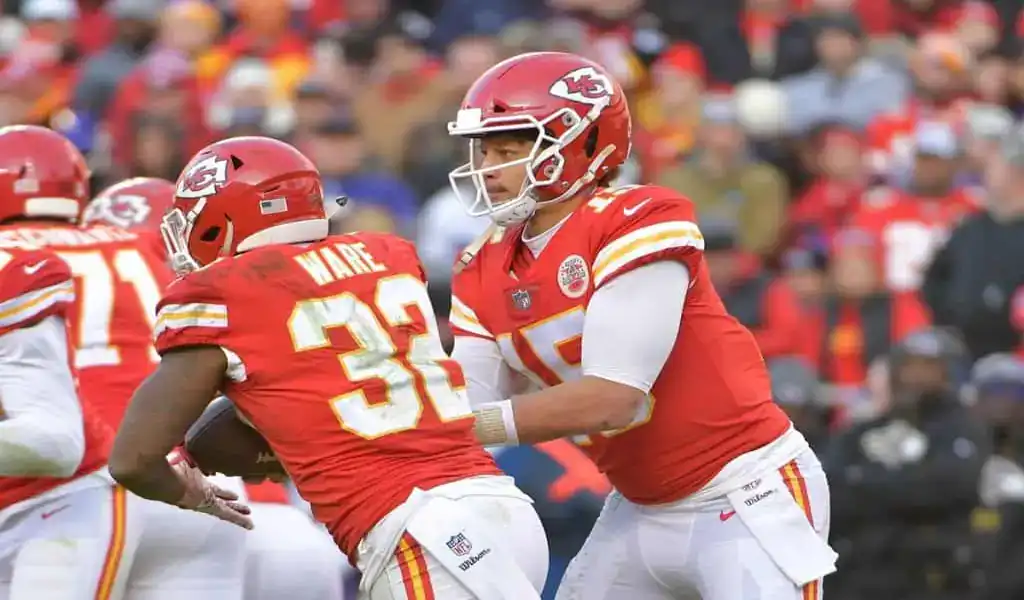 Jugadores de los Kansas City Chiefs durante una jugada en la temporada NFL, representando a la AFC Oeste 2024-25.