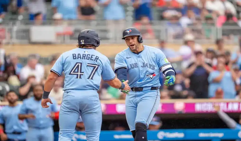 8 Toronto Blue Jays players celebrate during game against the Minnesota Twins, June 8th 2025