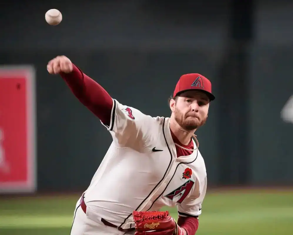 diamondbacks pitcher throwing